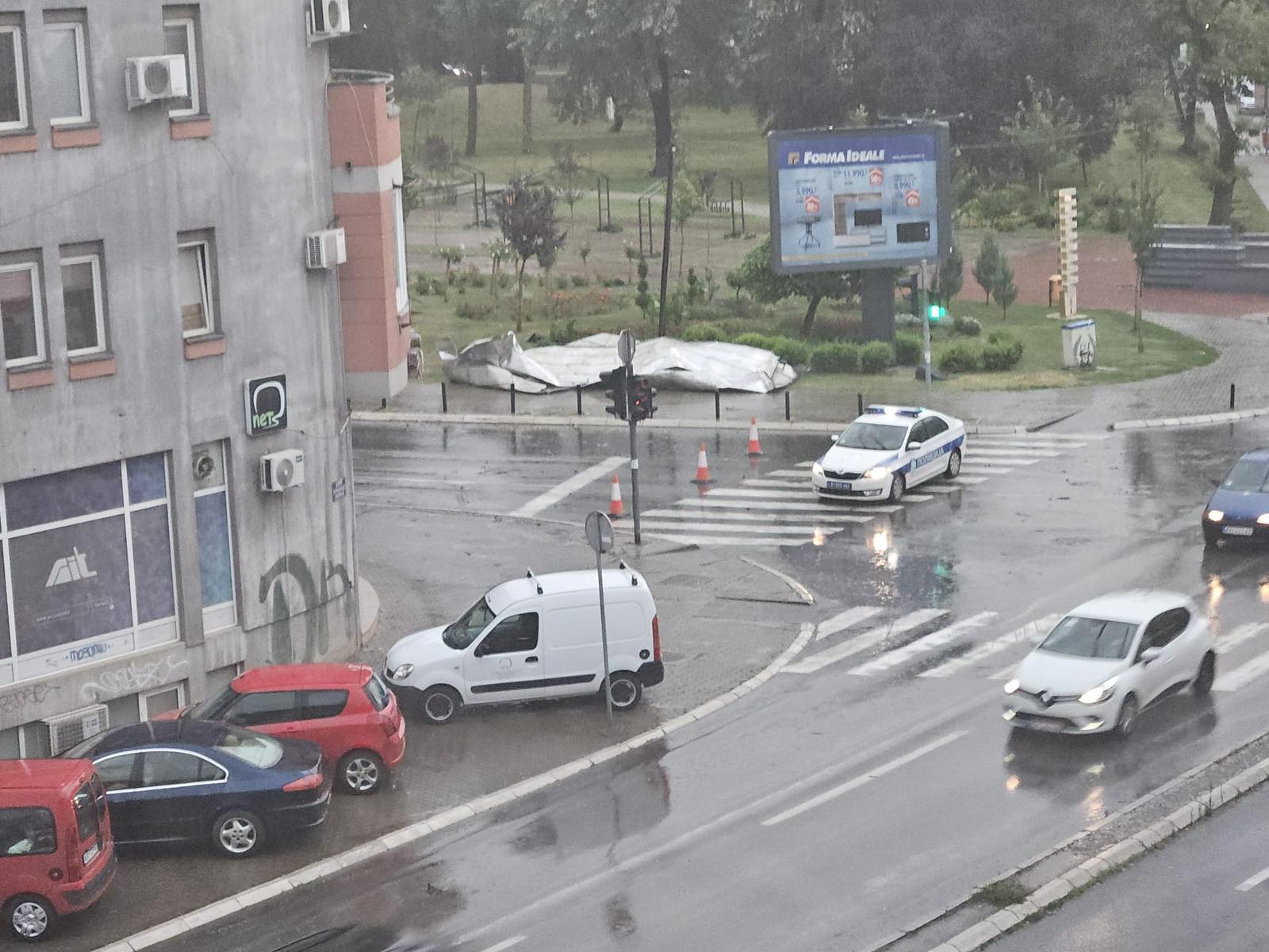 Snažno nevreme i dalje udara Kragujevac: Oluja odnela krov sa zgrade kod Velikog parka