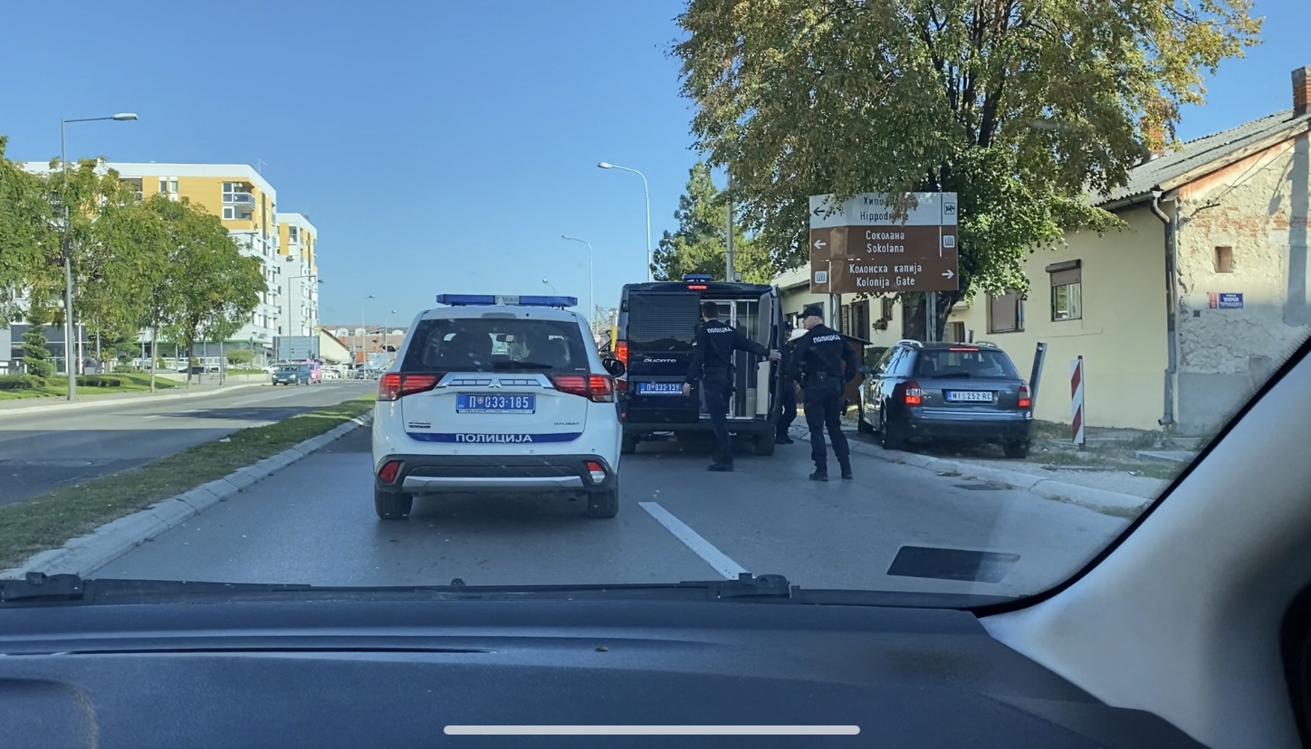 Obijen lokal u blizini Zdravstvene 5 u Kragujevcu, policija vrši uviđaj