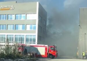 Goreo magacinski prostor Admiral Beta-a, požar gasilo 12 vatrogasaca
