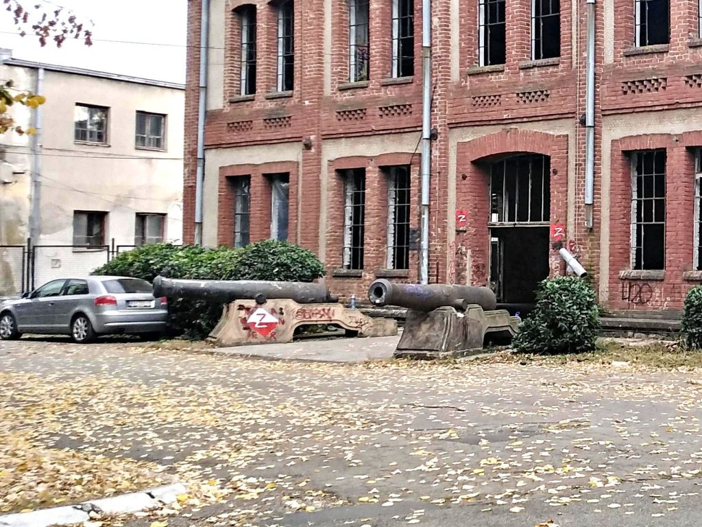 Restaurirani jedni od prvih topova izlivenih u Kragujevcu, sada krase ulaz u Muzej „Stara livnica“ Restaurirani jedni od prvih topova izlivenih u Kragujevcu, sada krase ulaz u Muzej „Stara livnica“